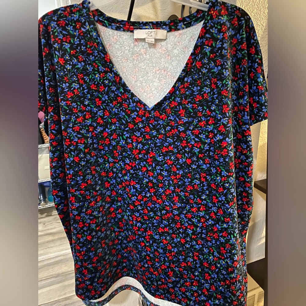Loft, women’s size 16/18 v-neck top. Red, blue, black